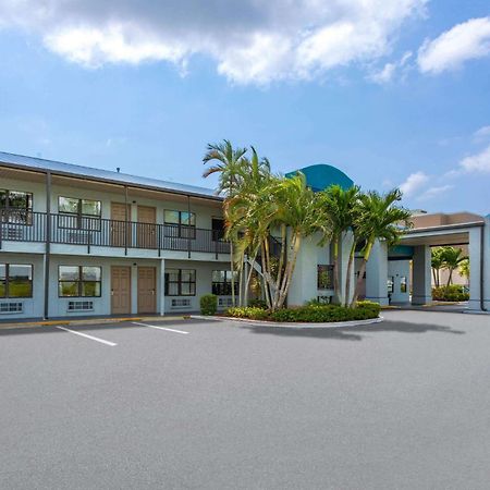 Baymont By Wyndham Punta Gorda/Port Charlotte Hotel Bagian luar foto