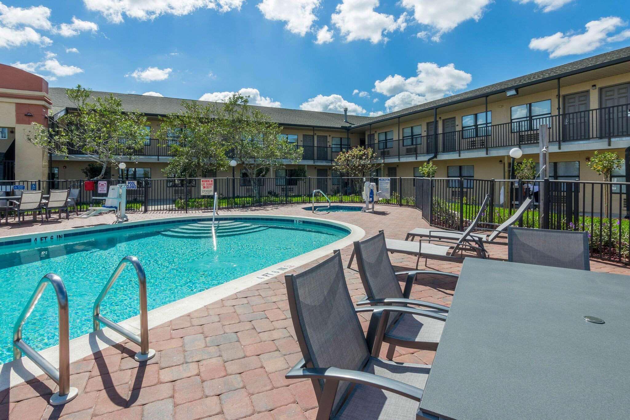 Baymont By Wyndham Punta Gorda/Port Charlotte Hotel Bagian luar foto