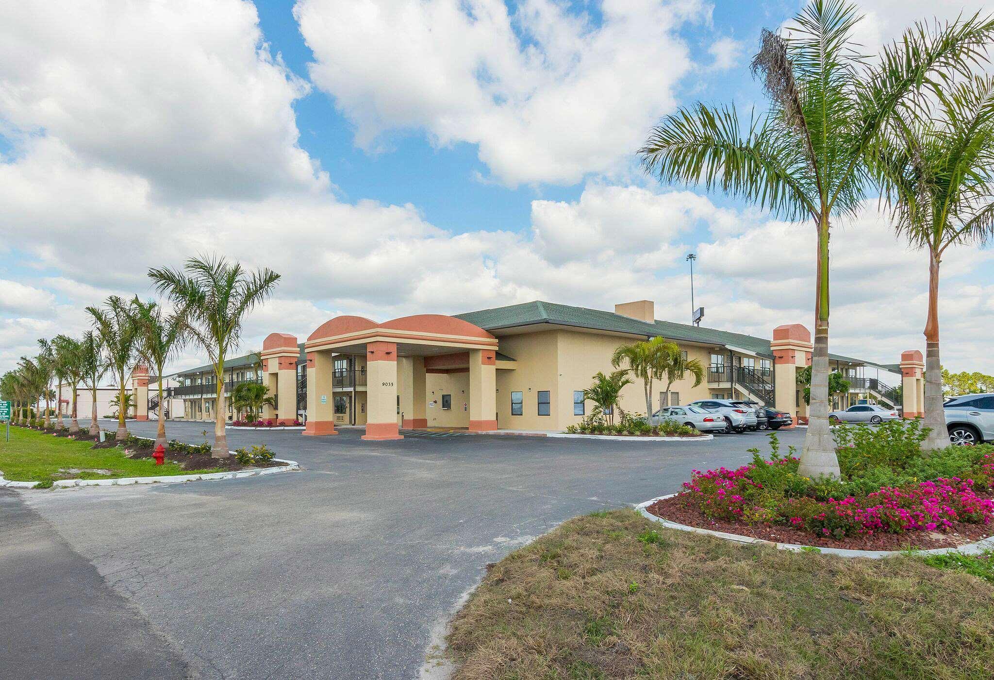 Baymont By Wyndham Punta Gorda/Port Charlotte Hotel Bagian luar foto