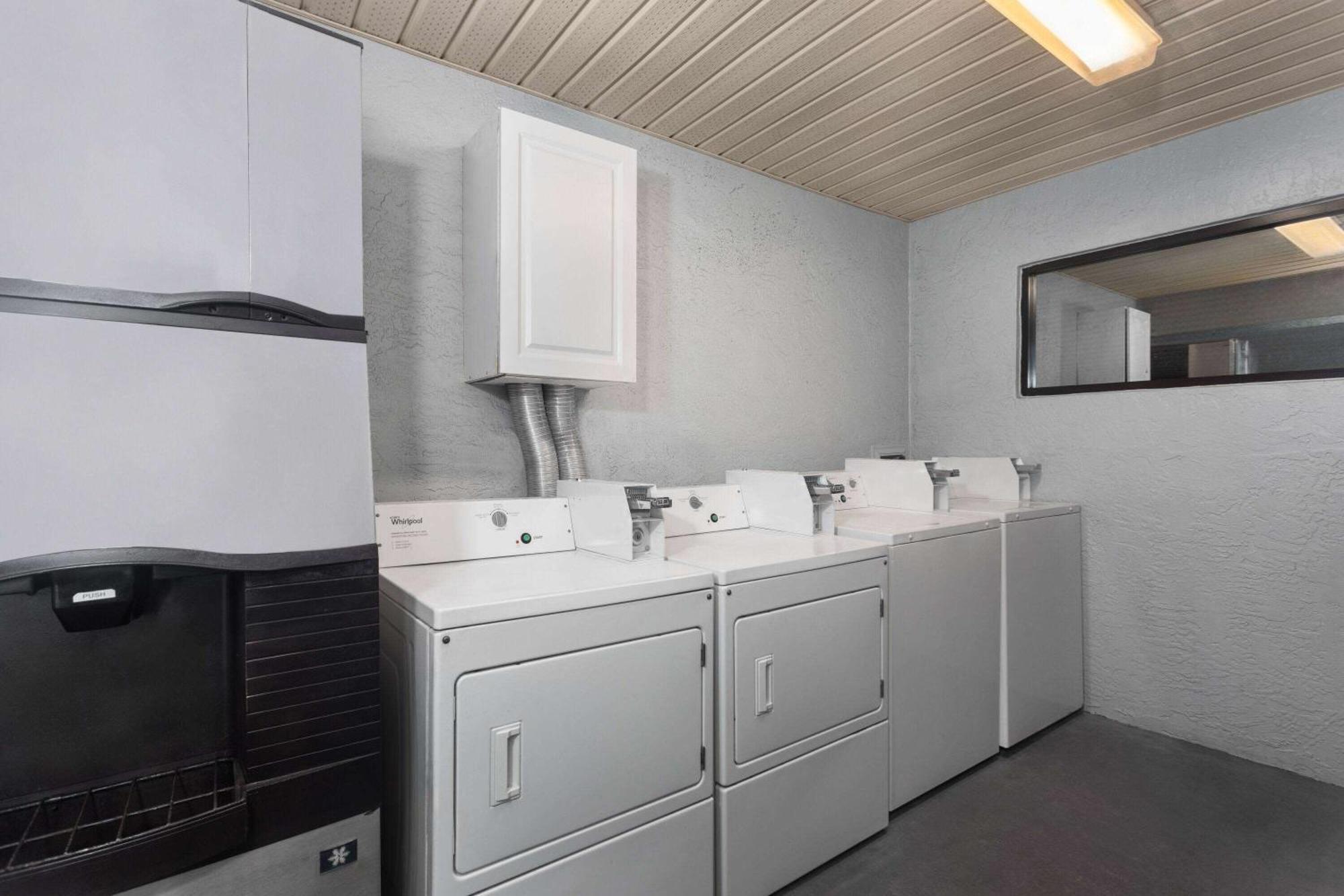 Baymont By Wyndham Punta Gorda/Port Charlotte Hotel Bagian luar foto