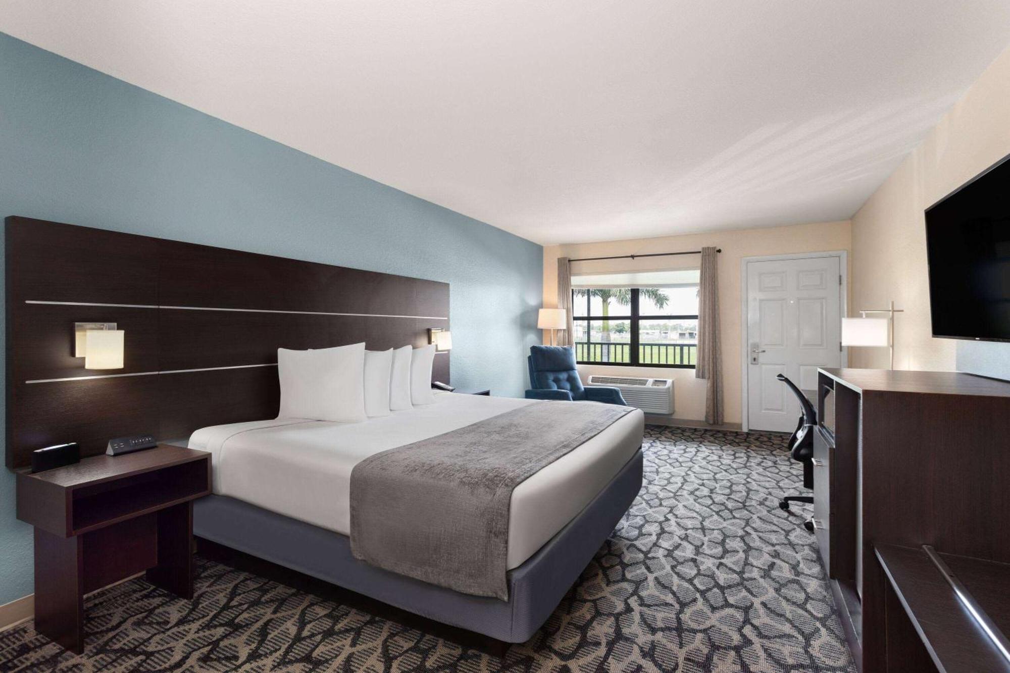 Baymont By Wyndham Punta Gorda/Port Charlotte Hotel Bagian luar foto