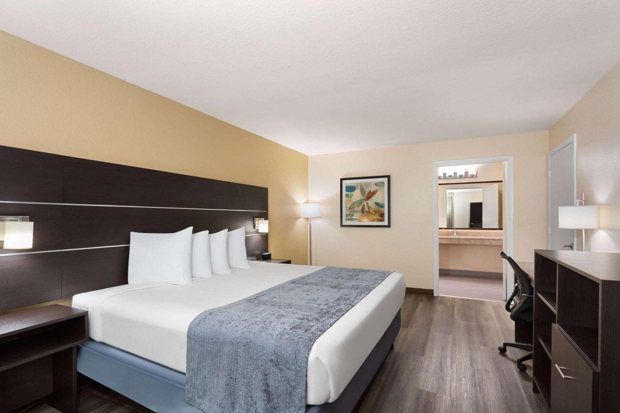 Baymont By Wyndham Punta Gorda/Port Charlotte Hotel Bagian luar foto