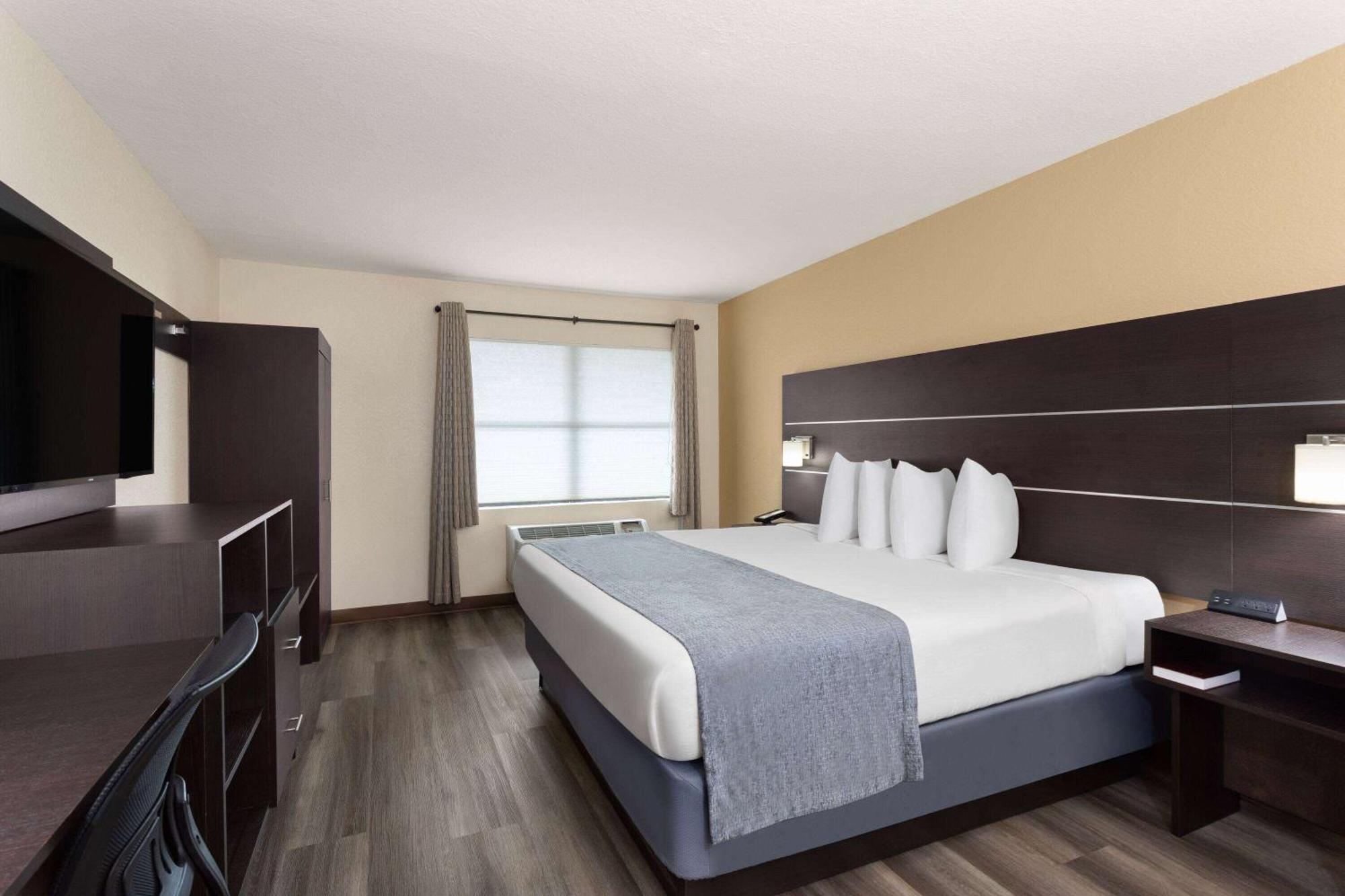 Baymont By Wyndham Punta Gorda/Port Charlotte Hotel Bagian luar foto