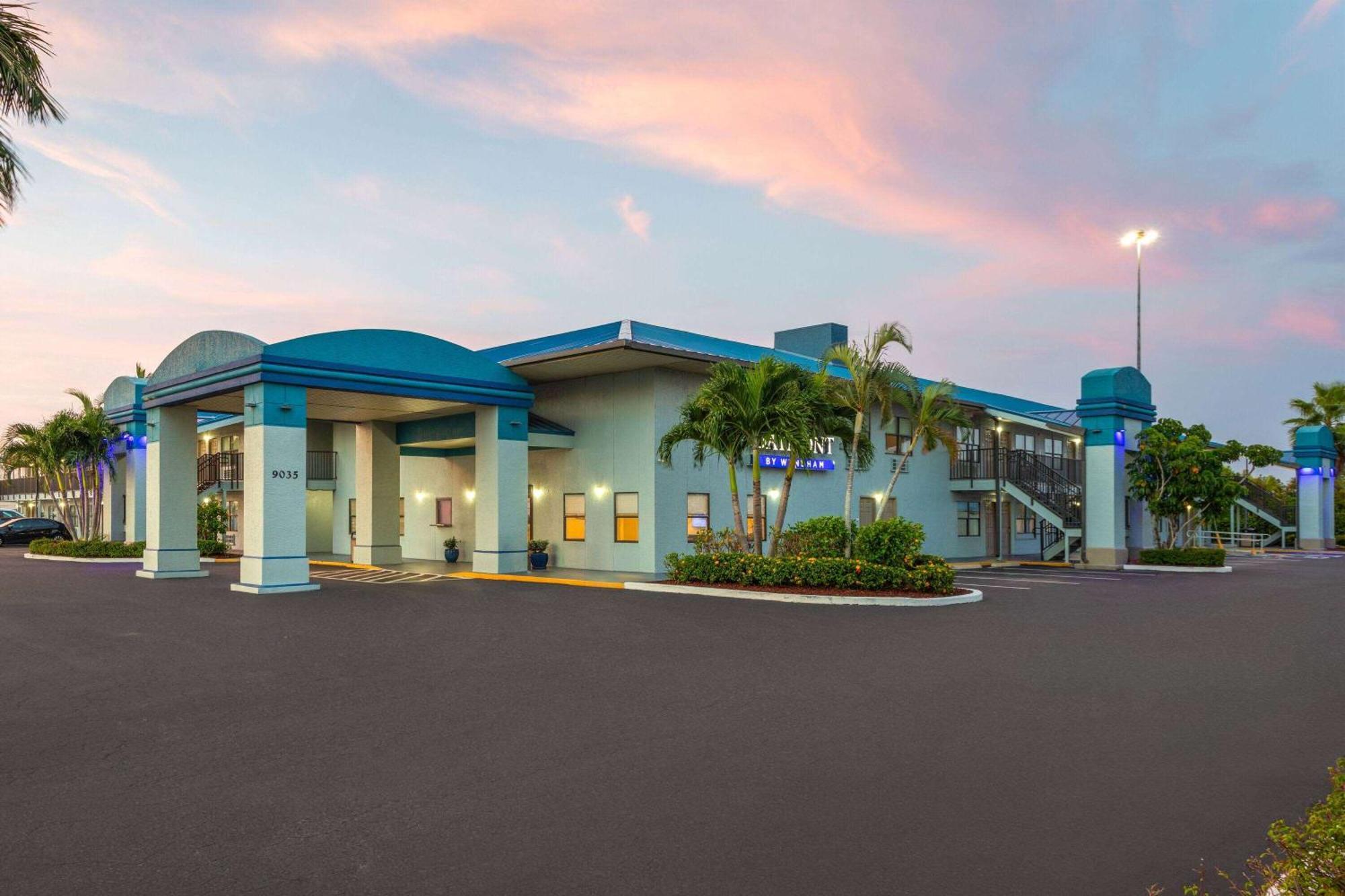 Baymont By Wyndham Punta Gorda/Port Charlotte Hotel Bagian luar foto