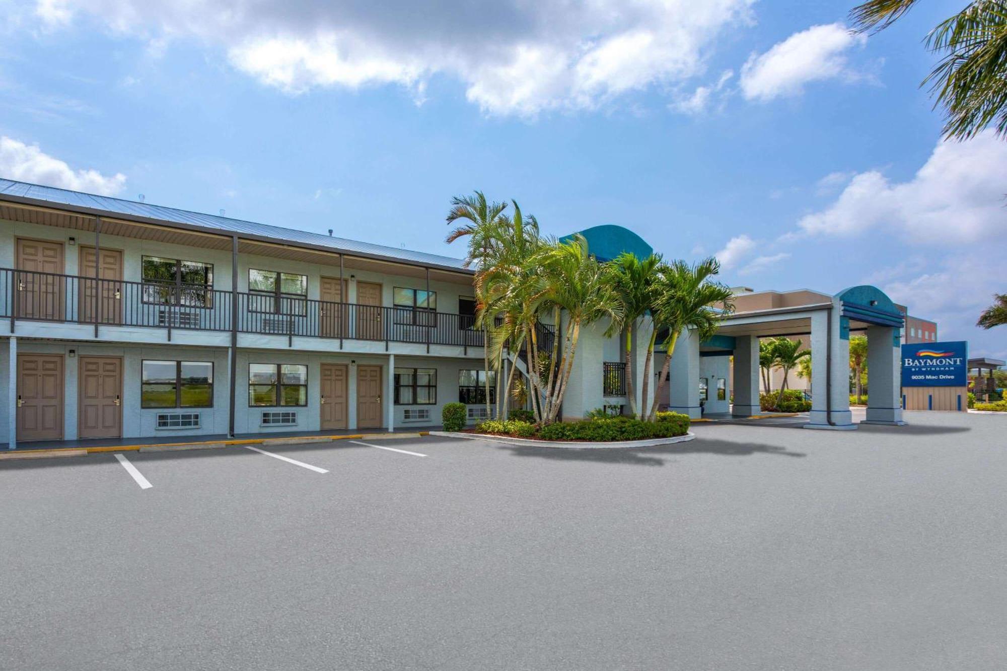 Baymont By Wyndham Punta Gorda/Port Charlotte Hotel Bagian luar foto