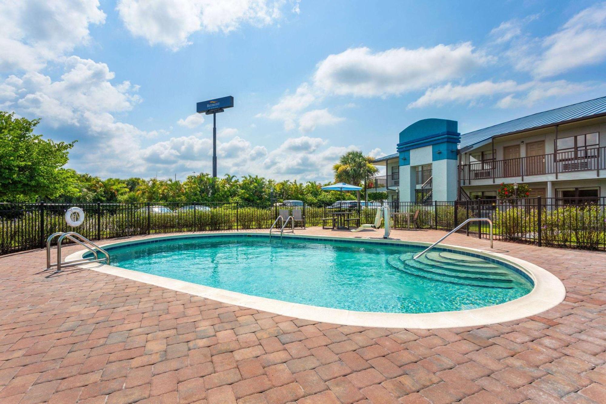 Baymont By Wyndham Punta Gorda/Port Charlotte Hotel Bagian luar foto