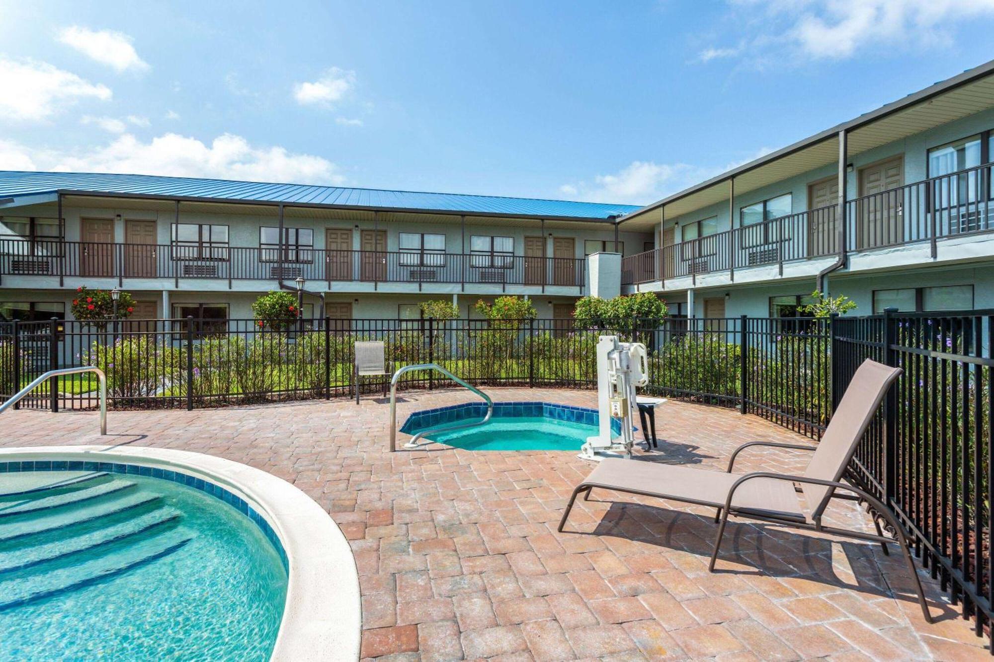 Baymont By Wyndham Punta Gorda/Port Charlotte Hotel Bagian luar foto