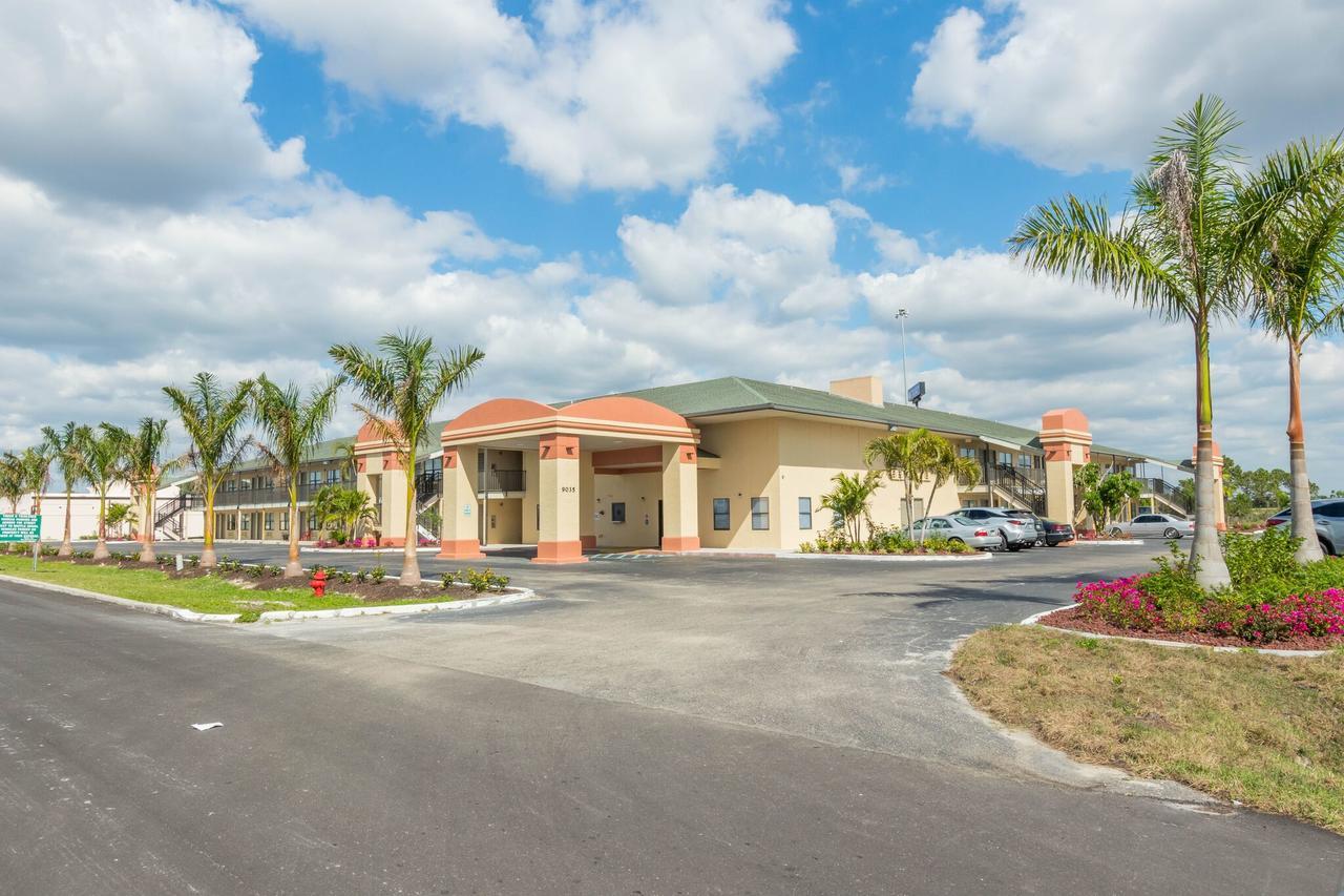 Baymont By Wyndham Punta Gorda/Port Charlotte Hotel Bagian luar foto